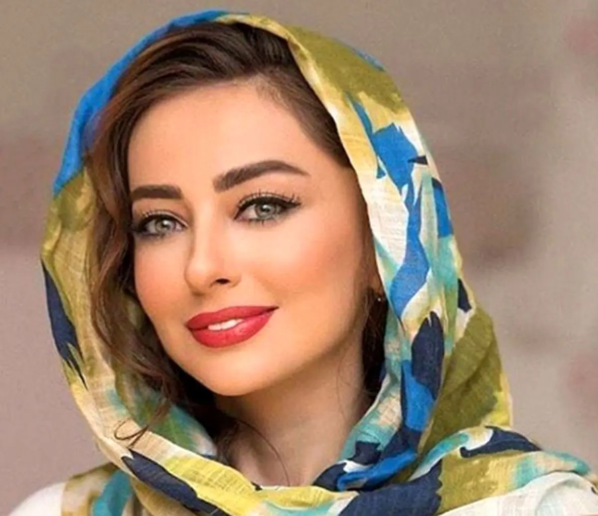 حرص خوردن بامزه نفیسه روشن از دست آقایان