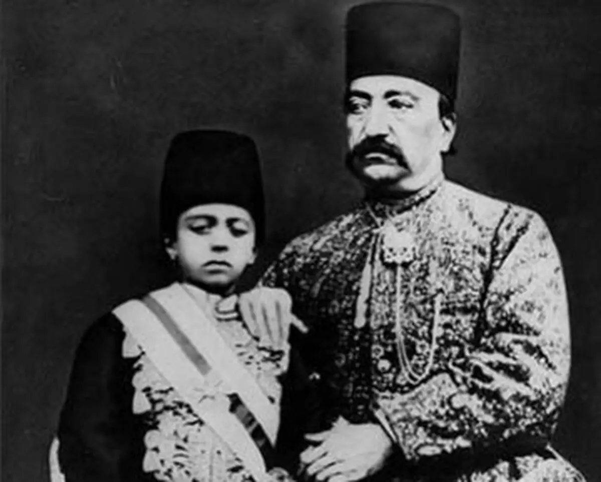 سفر در زمان؛ تصویر کمتردیده‌شده «ناصرالدین شاه و ملیجک» روی پلکان عمارت «خوابگاه» 