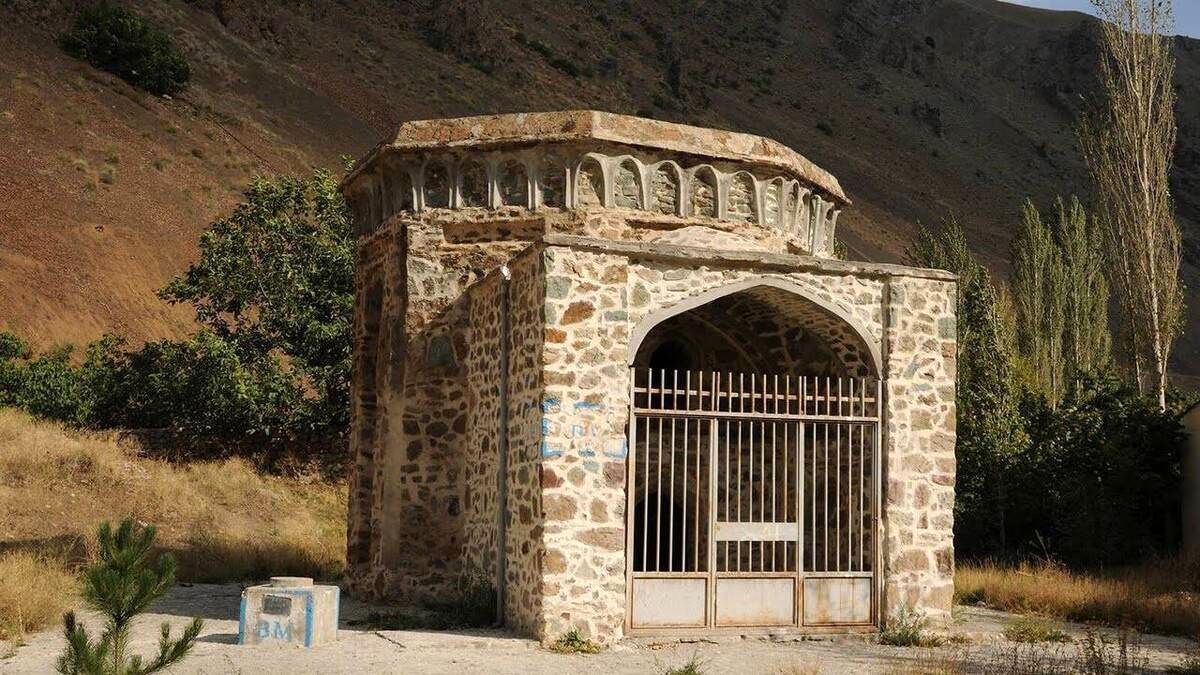 برج تهمینه، آرامگاه 600 ساله مرموز یک قلعهبان