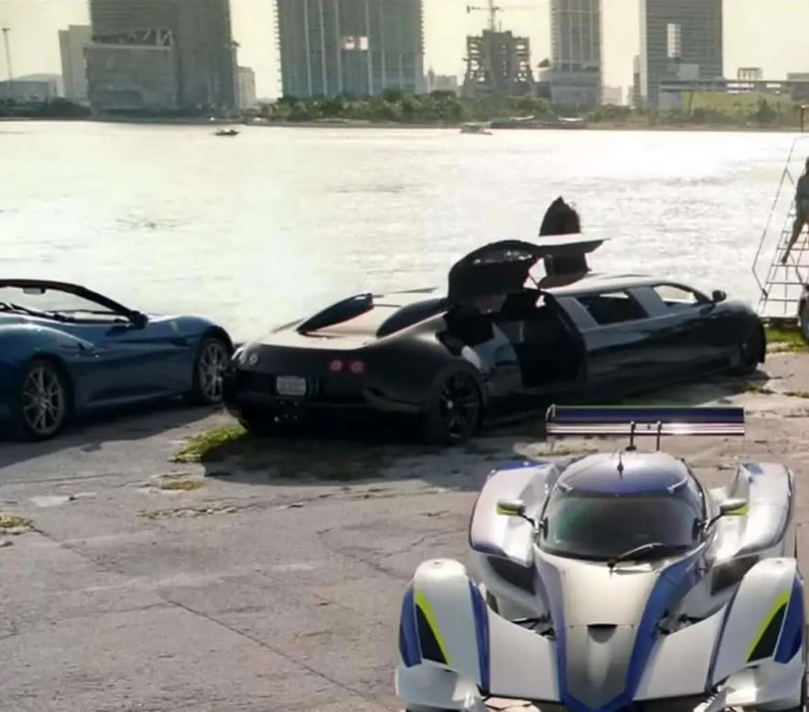 نمای جانبی لیموزین کشیده بوگاتی وی‌لانگ با درهای باز شده به سبک بال‌چایچی و طراحی الهام گرفته از بوگاتی ویرون.