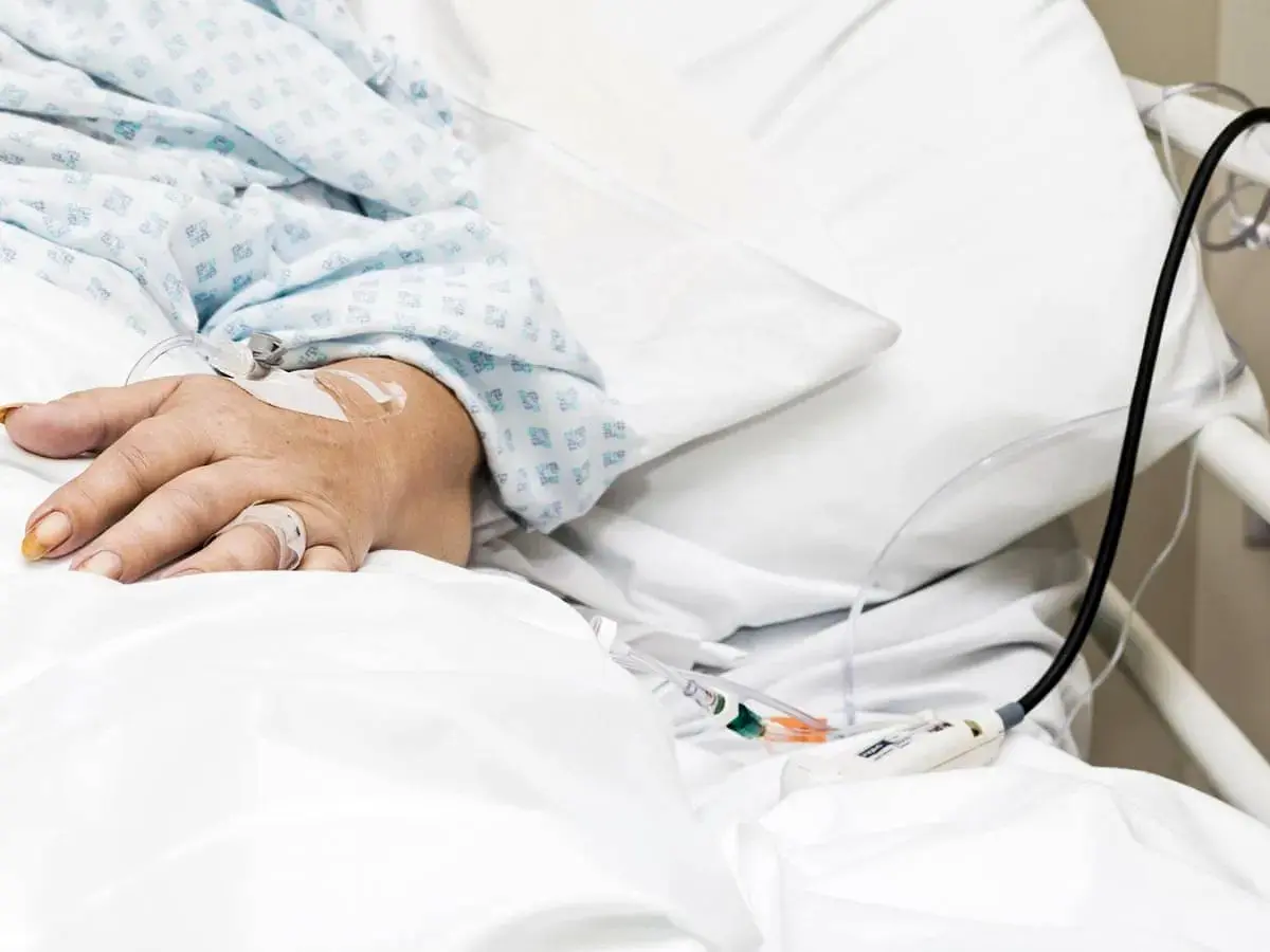 کتک زدن وحشیانه یک پزشک به بیمار در بیمارستان/ ویدئو