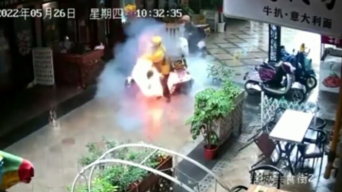 انفجار وحشتناک باتری موتورسیکلت برقی حین حرکت در خیابان/ ویدئو