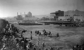سفر به ایران قدیم؛ دختران اصفهانی در حال پر کردن کوزۀ آب؛ 65 سال قبل