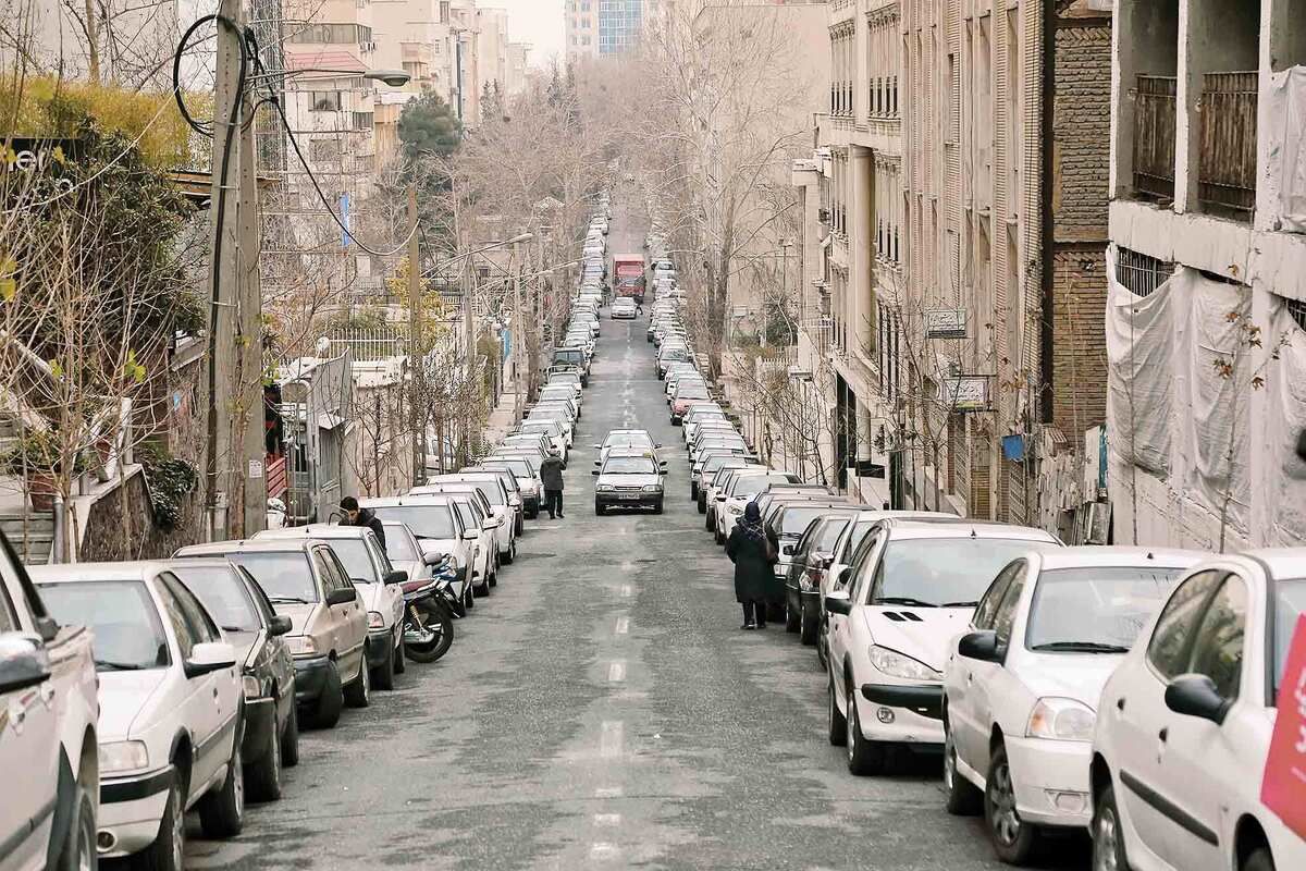 روش عجیب نگه داشتن جای پارک در کوچههای تهران/ تصویر
