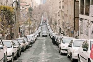 روش عجیب نگه داشتن جای پارک در کوچه‌های تهران/ تصویر