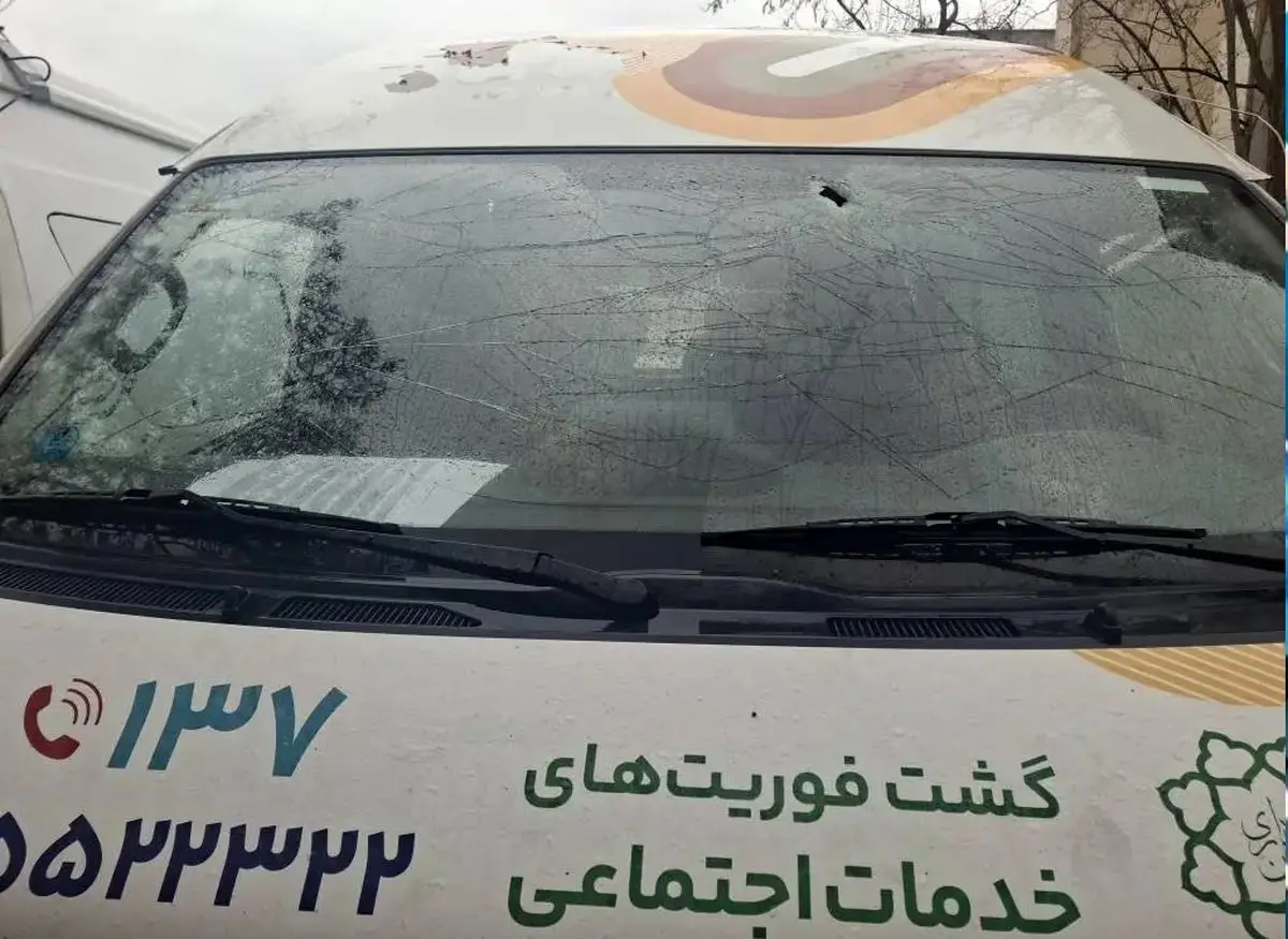 حمله به 2 خودرو گشت فوریت‌های اجتماعی تهران در شب گذشته/ تصاویر

