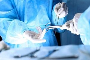 خارج کردن ۴۷ پیچ تیز از معده یک بیمار در کرج/ عکس