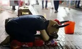 این دختر فقیر هر روز گاو می شود و به مردم سواری می دهد