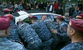 تداوم اعتراضات در ارمنستان علیه واگذاری روستاها به جمهوری آذربایجان/ بیش از ۲۴۰ نفر بازداشت شدند

