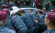 تداوم اعتراضات در ارمنستان علیه واگذاری روستاها به جمهوری آذربایجان/ بیش از ۲۴۰ نفر بازداشت شدند

