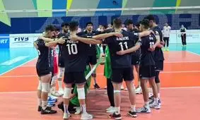 حلقه ملی‌پوشان والیبال ایران به دور پرچم/ ویدئو