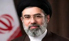 سفر در زمان؛ «آیت الله سیدمجتبی خامنه‌ای» به همراه دختر خردسالش در راهپیمایی؛ 10 سال قبل 