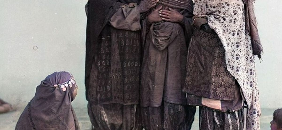 سفر به عصر قاجار، از عکس دسته‌جمعی تریاکی‌ها تا آرایش عروس نوجوان
