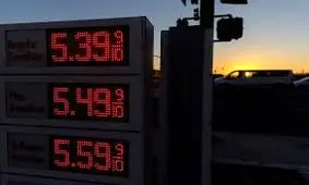روزنامه‌نگار آمریکایی: قیمت بنزین در آمریکا به‌صورت ساعتی در حال افزایش است