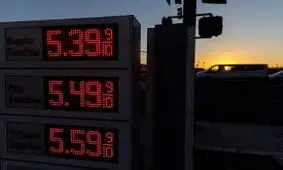 روزنامه‌نگار آمریکایی: قیمت بنزین در آمریکا به‌صورت ساعتی در حال افزایش است