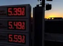 روزنامه‌نگار آمریکایی: قیمت بنزین در آمریکا به‌صورت ساعتی در حال افزایش است