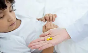 توصیه هایی برای خوراندن دارو به کودکان