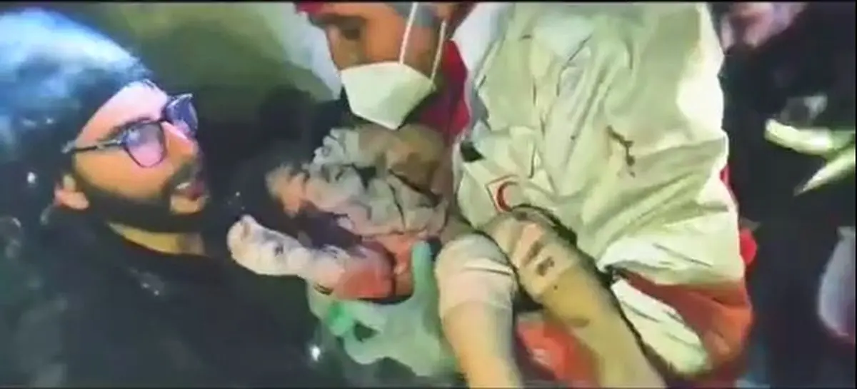 نجات تنها دختر بازماندهٔ خانواده از زیر آوار/ ویدئو