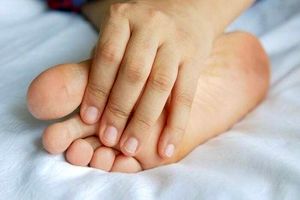 علل سوزش کف پا و بهترین درمان طب سنتی داغی پا
