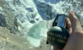 پرتاب نارنجک داخل دریاچه یخ زده/ ویدئو