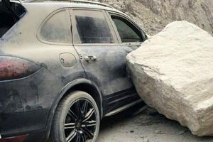 یک کشته و 4 مصدوم در سقوط سنگ روی پژو ۲۰۷ در جاده هراز