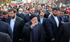 کارگردانی دقیق لحظات حضور رئیسی در راهپیمایی ۲۲ بهمن؛ حاج آقا سمت راست/ «بذار دست بده!»/ ویدئو

