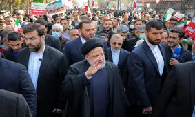 کارگردانی دقیق لحظات حضور رئیسی در راهپیمایی ۲۲ بهمن؛ حاج آقا سمت راست/ «بذار دست بده!»/ ویدئو

