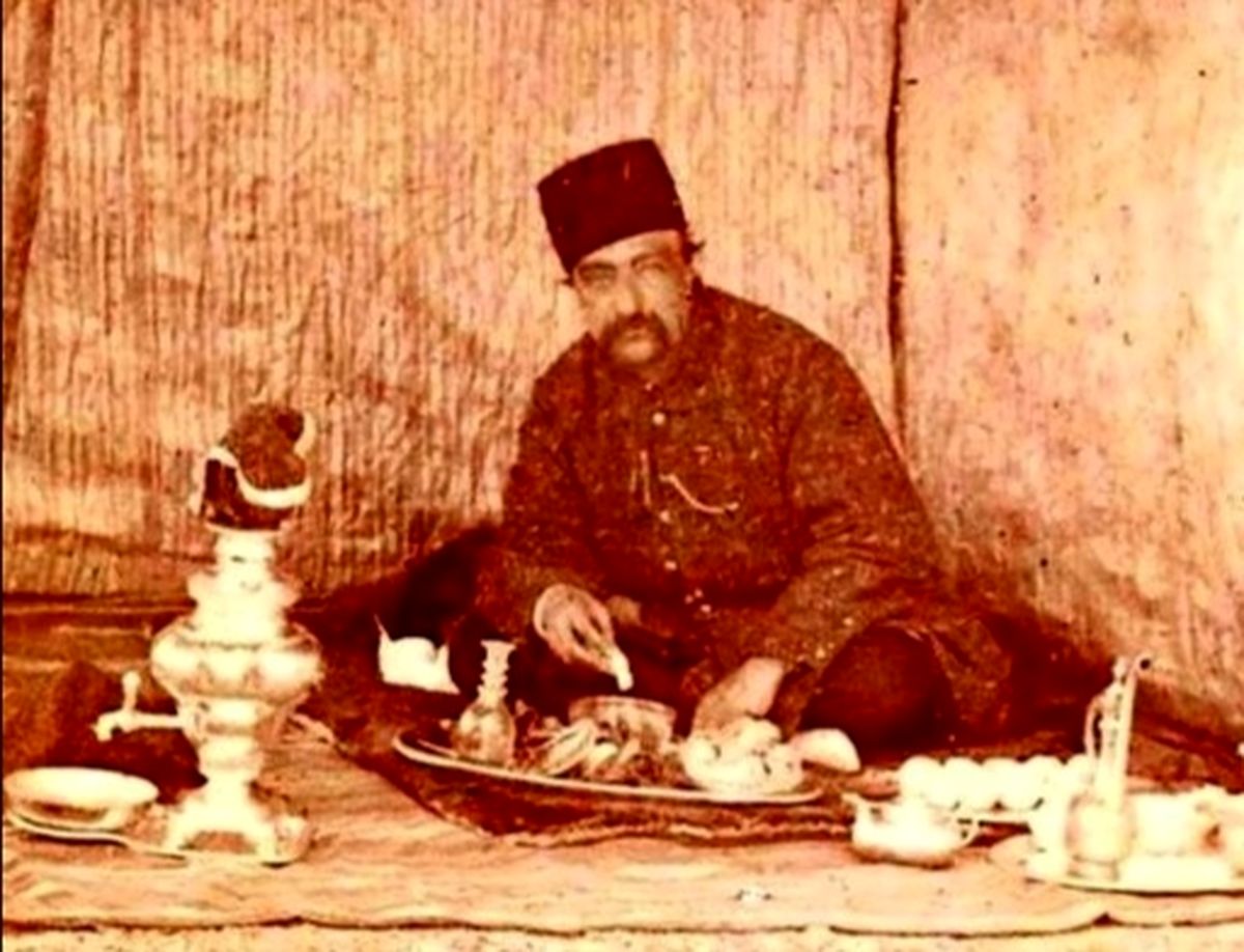 سفر به تاریخ؛ «ناصرالدین شاه» سوار بر سهچرخۀ سلطنتی در حیاط کاخ گلستان