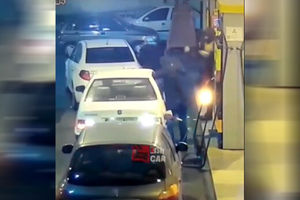 سرقت پژو پارس در پمپ بنزین تهران مقابل چشم مردم/ ویدئو