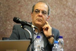 آقایان فکر می‌کنند دانشجوی پزشکی مثل زندانی است که وثیقه سنگین مانع فرار او می‌شود