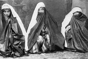  اعلام چادر و نقاب مشکی در زمان احمد شاه قاجار