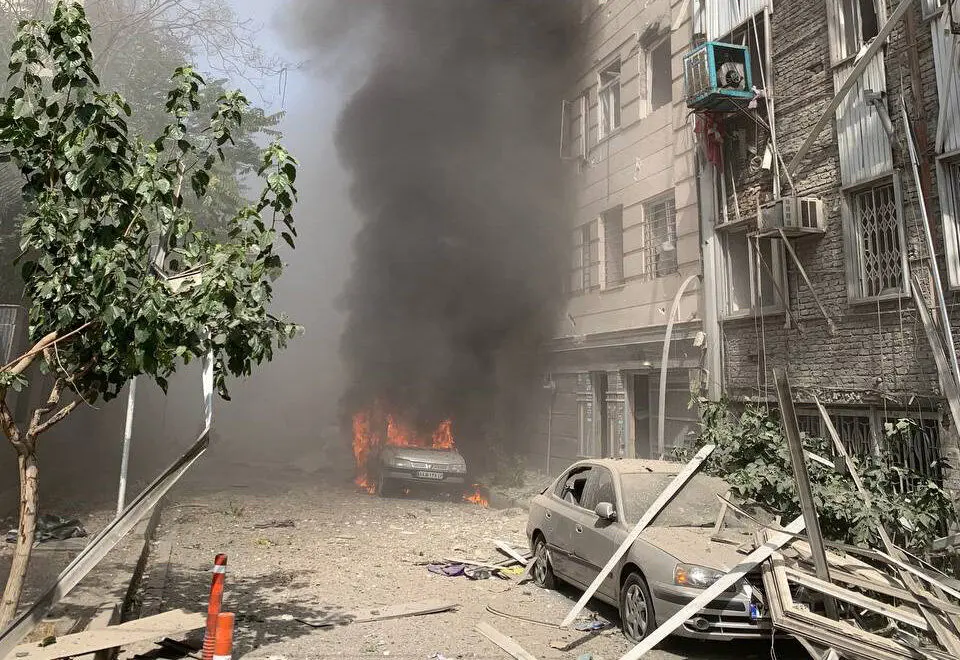 پسماند موشک‌ها و پهپادهای منفجر شده در تهران چه می‌شود؟/ چند پاکبان کار پاکسازی تهران را در جنگ انجام می‌دهند؟