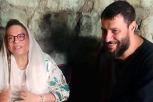گوهر خیراندیش با دو ستاره «وحشی»؛ لحظه‌ای صمیمی پشت دوربین/ ویدئو