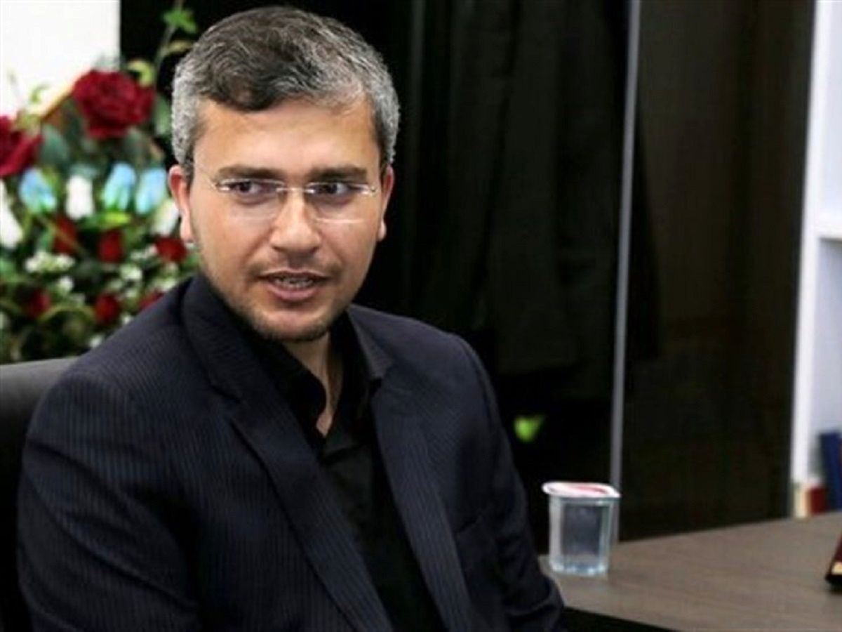 فقط در ایران سلبریتی بیسواد در مورد همه چیز نظر میدهد و اجازه دارد هر موضعی بگیرد