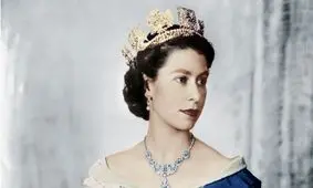  «ملکه الیزابت دوم» در حال خواندن کتاب در قلعه ویندزور/ عکس