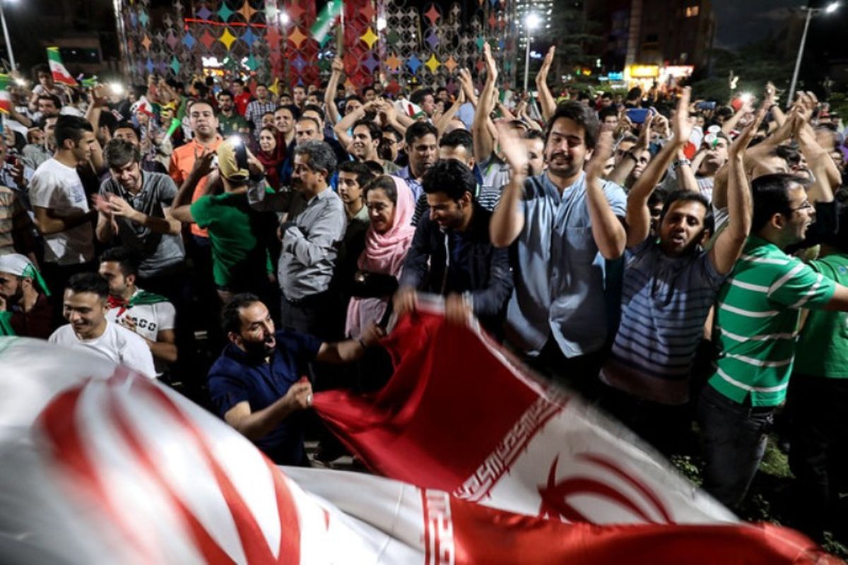 کنایه به آمار روزنامه دولت که ایرانیها را راضی نشان داد