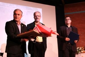 اهدای لوح تقدیر خانه‌ تئاتر به عباس جهانگیریان