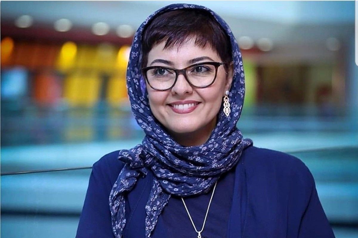 خانم بازیگر به یاد «مهسا امینی» سرش را تراشید/ ویدئو