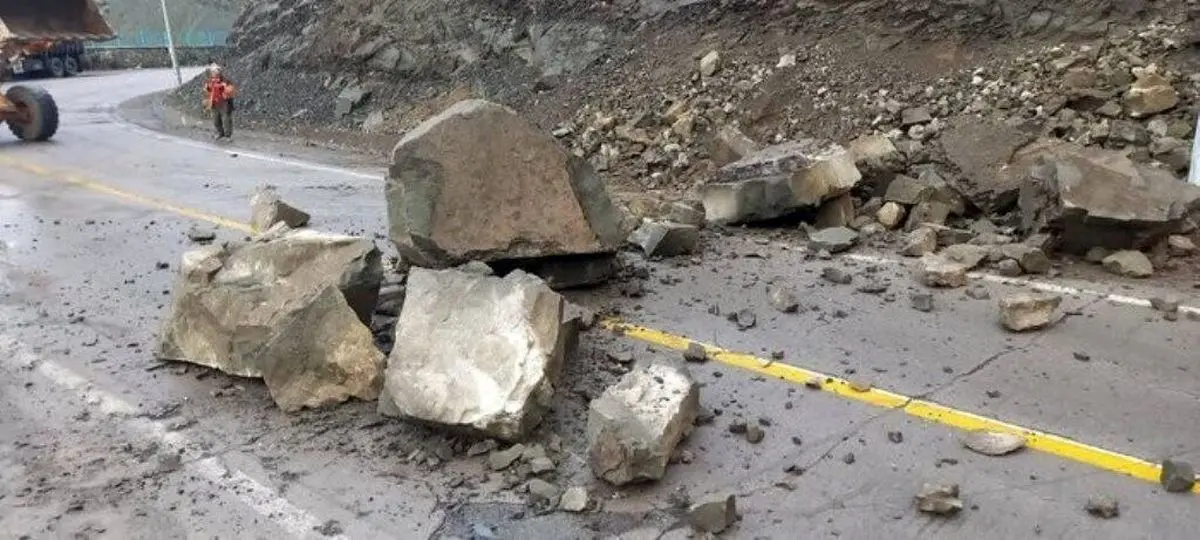 احتمال سقوط سنگ در جاده کرج - چالوس ؛ مسافران در حاشیه جاده توقف نکنند