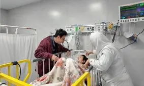 عیادت عموپورنگ از کودکان مجروح در جنگ/ تصاویر