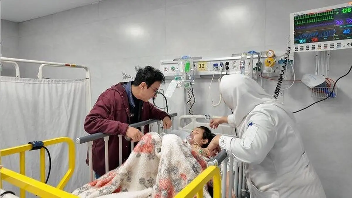 عیادت عموپورنگ از کودکان مجروح در جنگ/ تصاویر