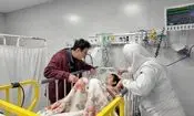 عیادت عموپورنگ از کودکان مجروح در جنگ/ تصاویر