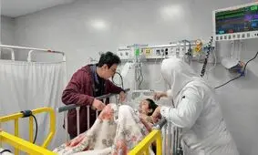 عیادت عموپورنگ از کودکان مجروح در جنگ/ تصاویر