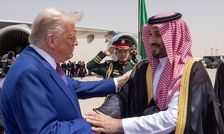  بن سلمان با رانندگی شخصی ماشین گلف، ترامپ را گرداند/ ویدئو

