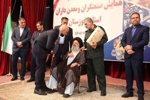 تقدیر از مدیر روابط عمومی شرکت فولاد خوزستان در همایش صنعتگران و معدن کاران استان خوزستان