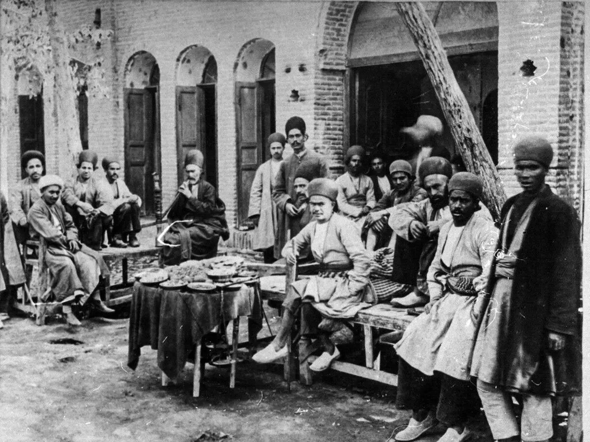 سفر در زمان؛ سبزی‌پاک‌کن ها در حال پاک کردن سبزی آش در سرخه‌حصار؛ 132 سال قبل