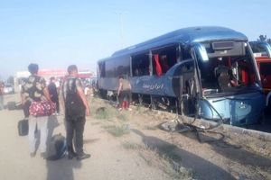 مرگ دو تن و مصدومیت ۱۲نفر در برخورد اتوبوس با نیوجرسی در بزرگراه تهران- قم