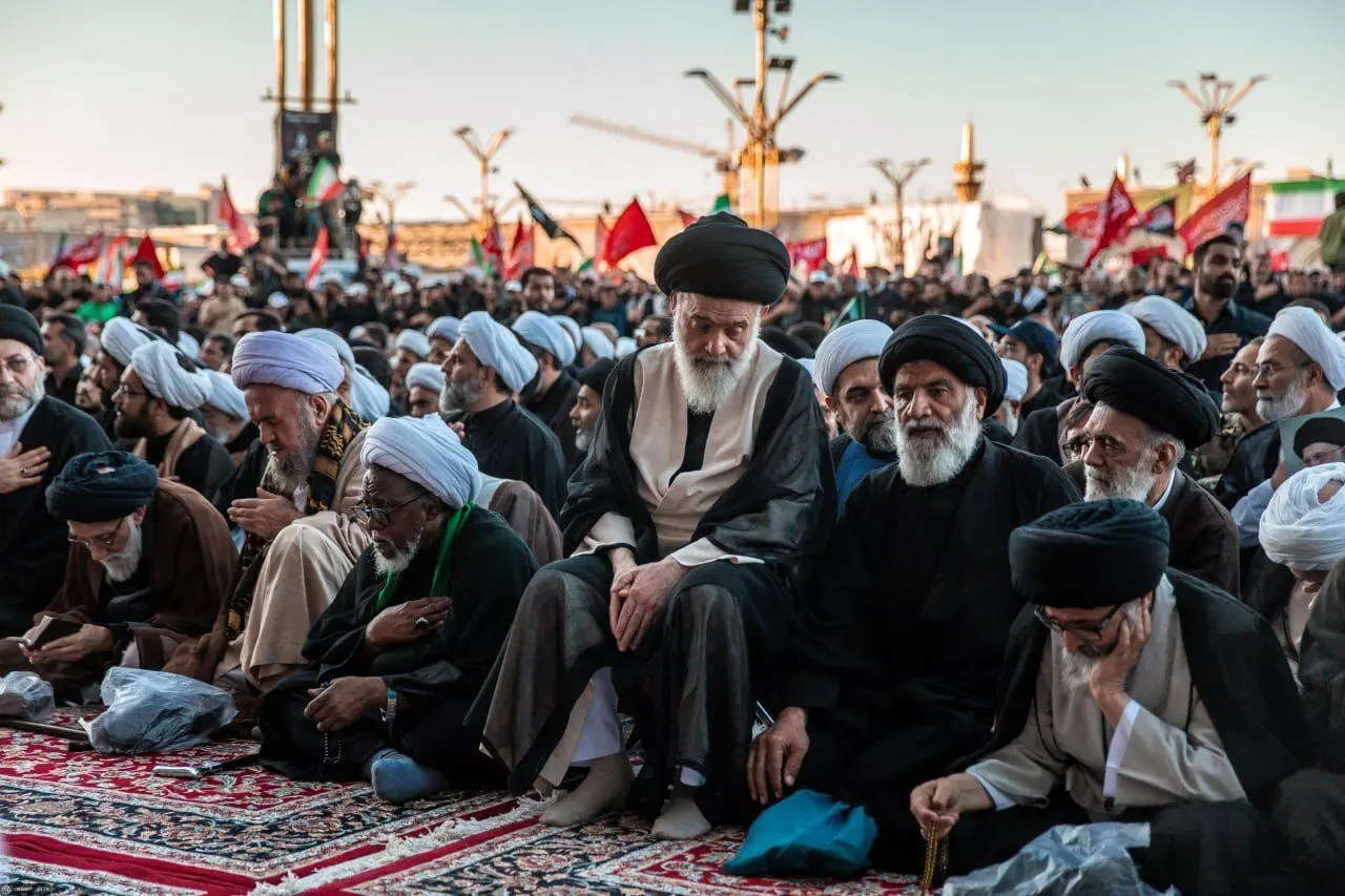 وداع سیاسیون با رهبر شهید؛ از قنوت قاآنی در نماز و همنشینی قالیباف و سید حسن خمینی تا چفیه رئیس بنیاد مستضعفان/ شیخ زکزاکی و عمار حکیم هم بودند + عکس
