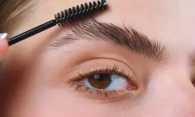 ۱۵ دلیل ریزش ابرو و نحوه‌ی درمان آن