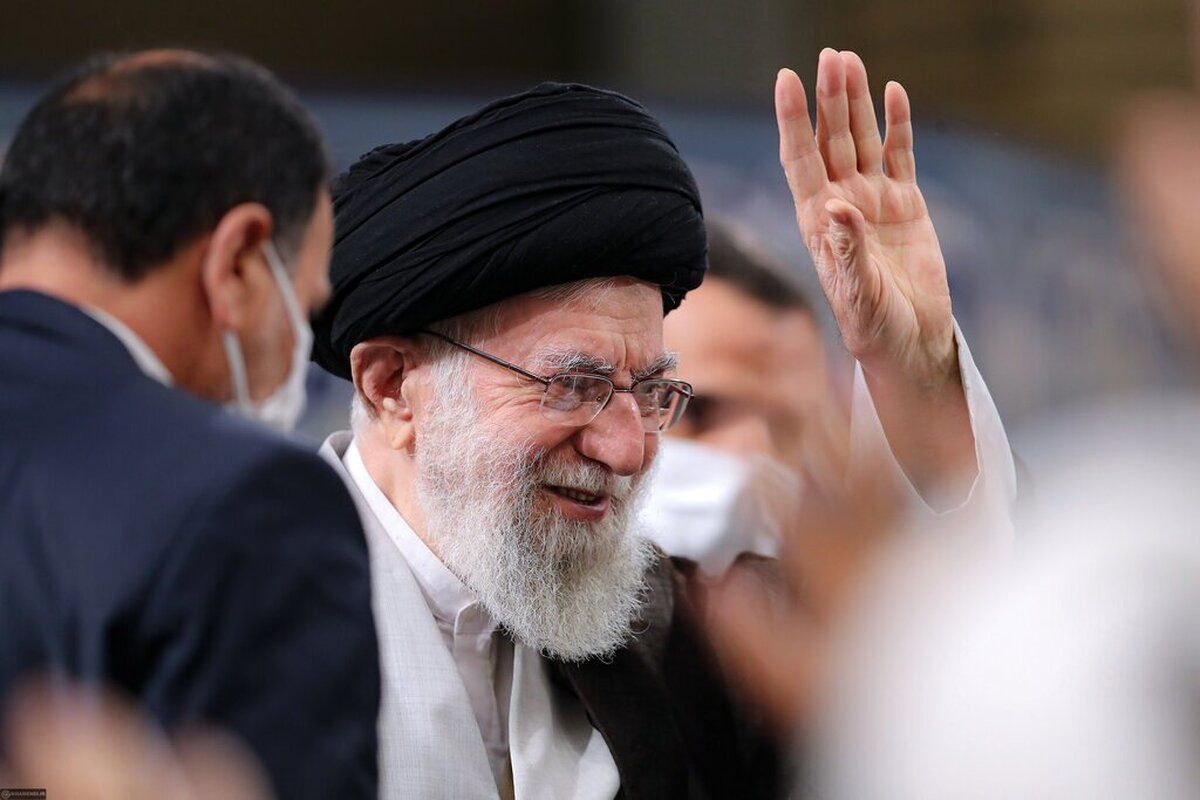 عکسهای کمتر دیدهشده از رهبر انقلاب با لباس شخصی و جلیقه